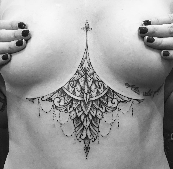 Tatuar entre os seios é a nova moda nos estúdios de tatuagem