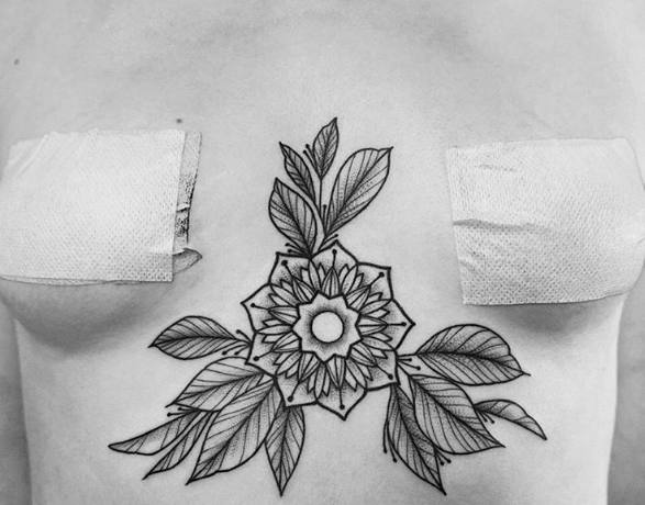 Tatuar entre os seios é a nova moda nos estúdios de tatuagem