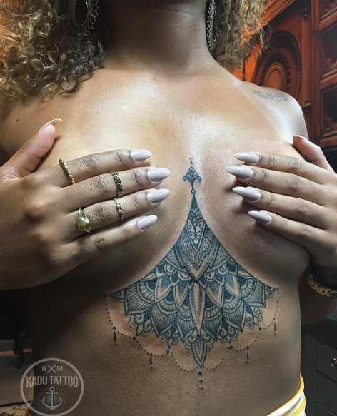 Tatuar entre os seios é a nova moda nos estúdios de tatuagem