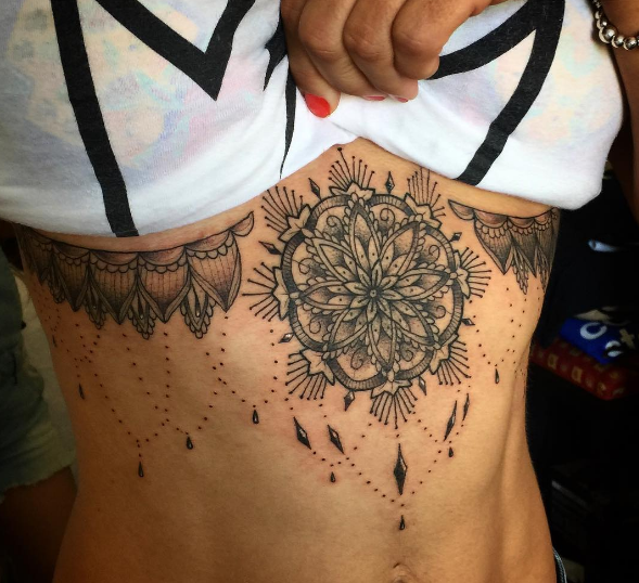 Tatuar entre os seios é a nova moda nos estúdios de tatuagem