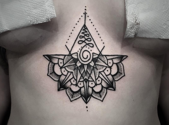 Tatuar entre os seios é a nova moda nos estúdios de tatuagem