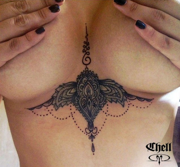 Tatuar entre os seios é a nova moda nos estúdios de tatuagem