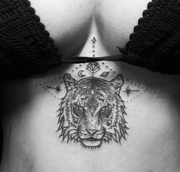 Tatuar entre os seios é a nova moda nos estúdios de tatuagem