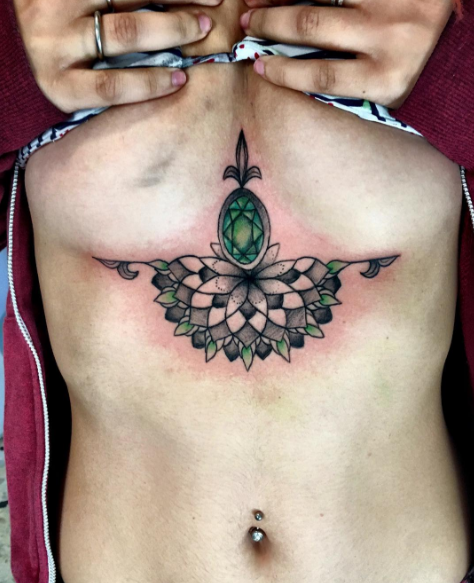 Tatuar entre os seios é a nova moda nos estúdios de tatuagem