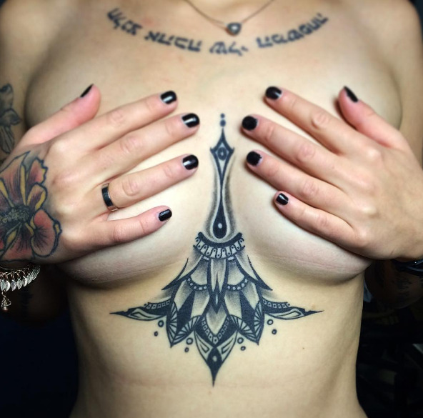 Tatuar entre os seios é a nova moda nos estúdios de tatuagem