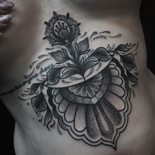 Tatuar entre os seios é a nova moda nos estúdios de tatuagem