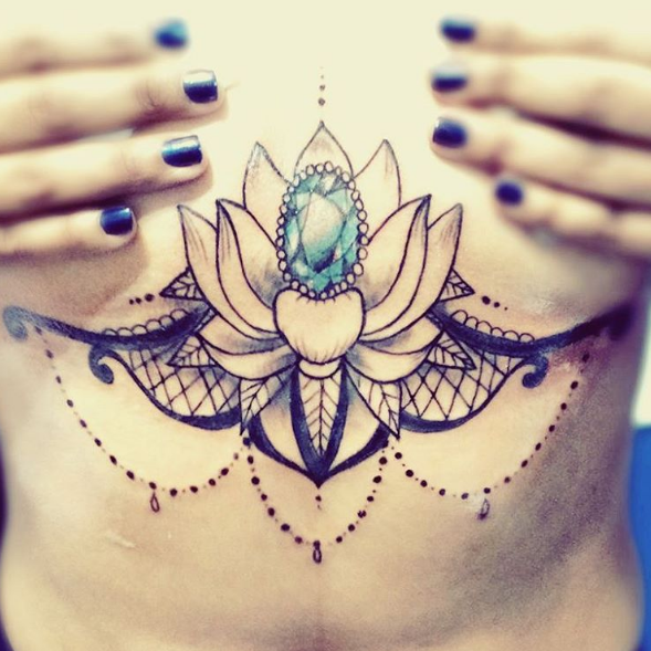 Tatuar entre os seios é a nova moda nos estúdios de tatuagem