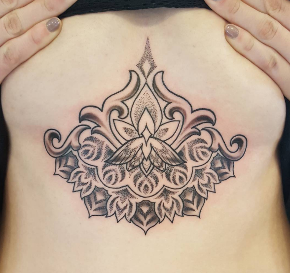 Tatuar entre os seios é a nova moda nos estúdios de tatuagem