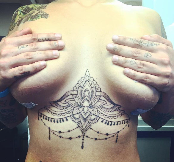 Tatuar entre os seios é a nova moda nos estúdios de tatuagem