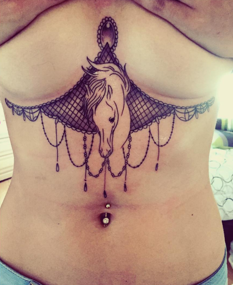 Tatuar entre os seios é a nova moda nos estúdios de tatuagem