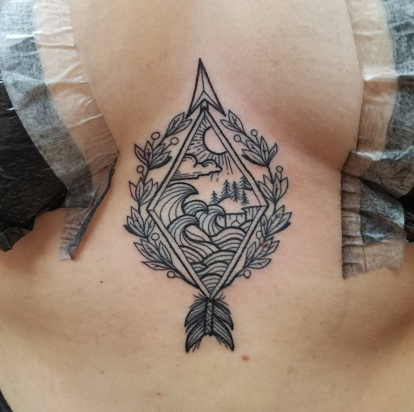 Tatuar entre os seios é a nova moda nos estúdios de tatuagem