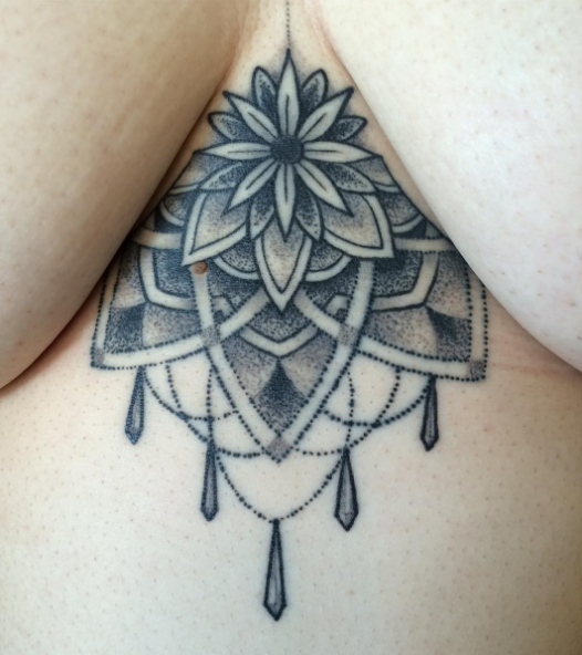 Tatuar entre os seios é a nova moda nos estúdios de tatuagem