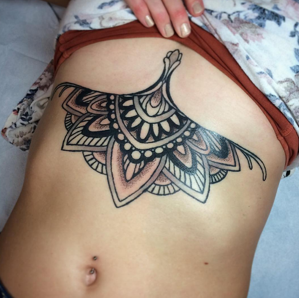 Tatuar entre os seios é a nova moda nos estúdios de tatuagem