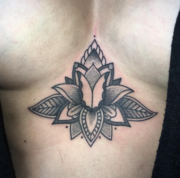 Tatuar entre os seios é a nova moda nos estúdios de tatuagem