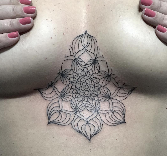 Tatuar entre os seios é a nova moda nos estúdios de tatuagem