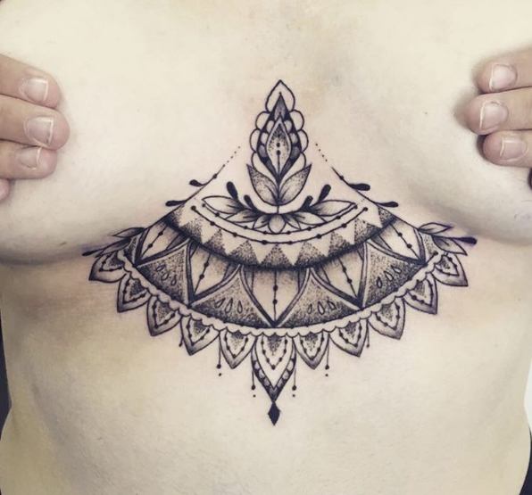 Tatuar entre os seios é a nova moda nos estúdios de tatuagem