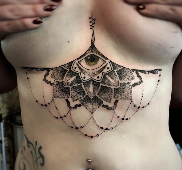 Tatuar entre os seios é a nova moda nos estúdios de tatuagem