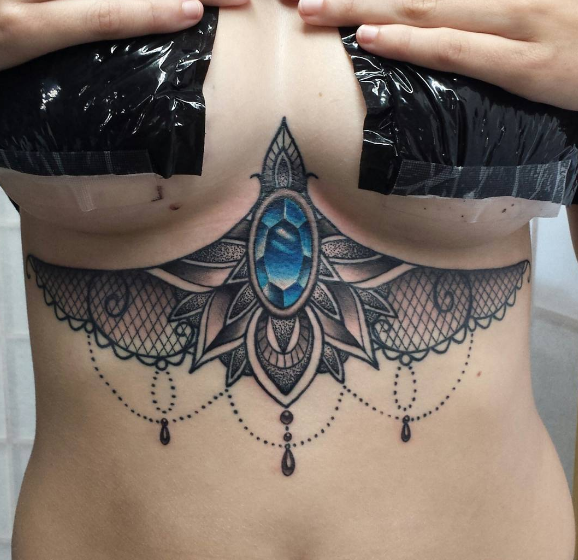 Tatuar entre os seios é a nova moda nos estúdios de tatuagem