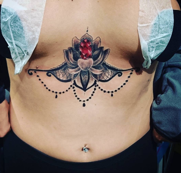 Tatuar entre os seios é a nova moda nos estúdios de tatuagem