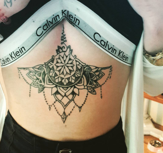 Tatuar entre os seios é a nova moda nos estúdios de tatuagem