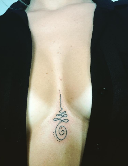 Tatuar entre os seios é a nova moda nos estúdios de tatuagem