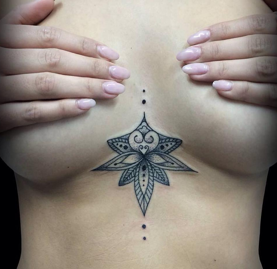 Tatuar entre os seios é a nova moda nos estúdios de tatuagem