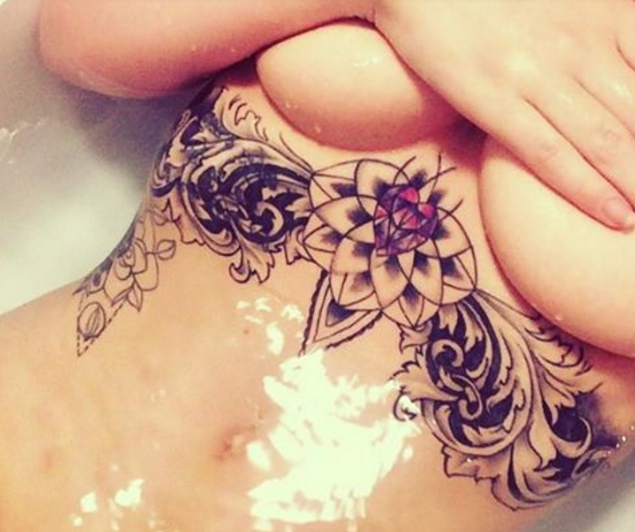 Tatuar entre os seios é a nova moda nos estúdios de tatuagem