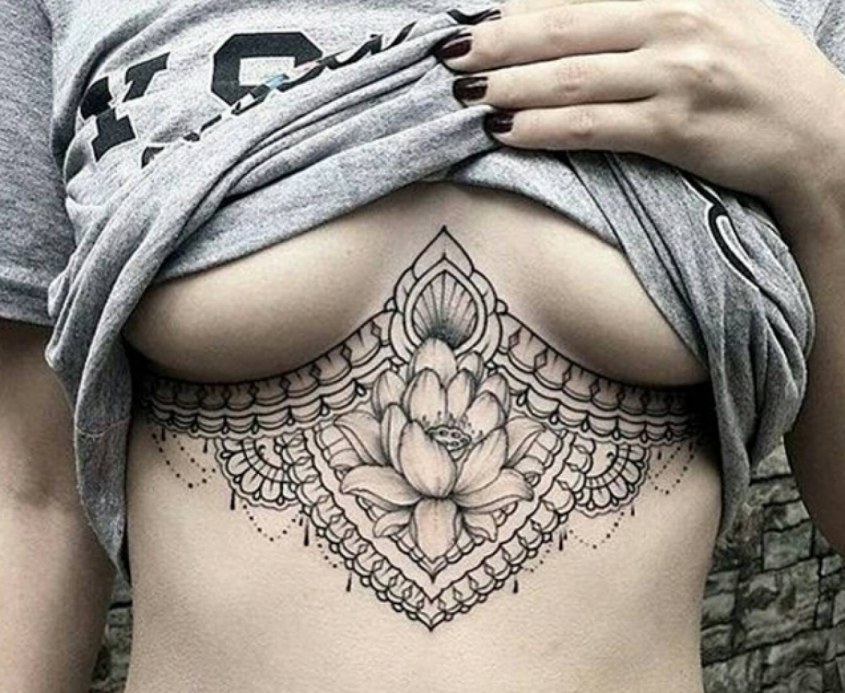 Já ouviu falar da underboob tattoo? Tatuagem entre os seios vira moda –  Vírgula