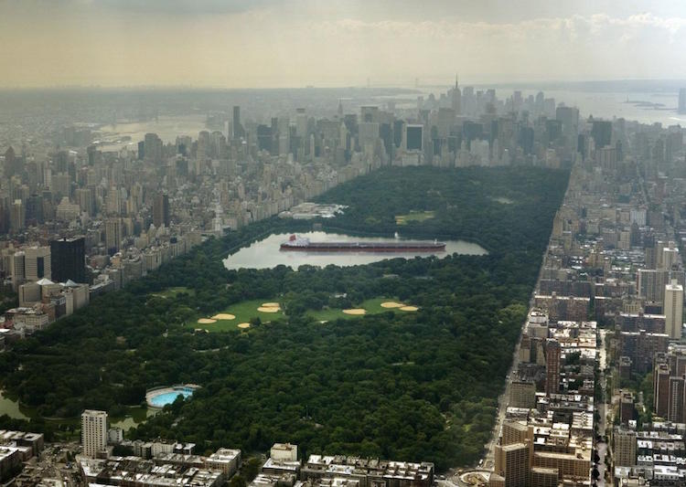 O maior petroleiro do mundo, o Knock Nevis, ficaria quase do tamanho do lago do Central Park, em Nova York, com apenas 350 pés sobrando na frente e atrás.