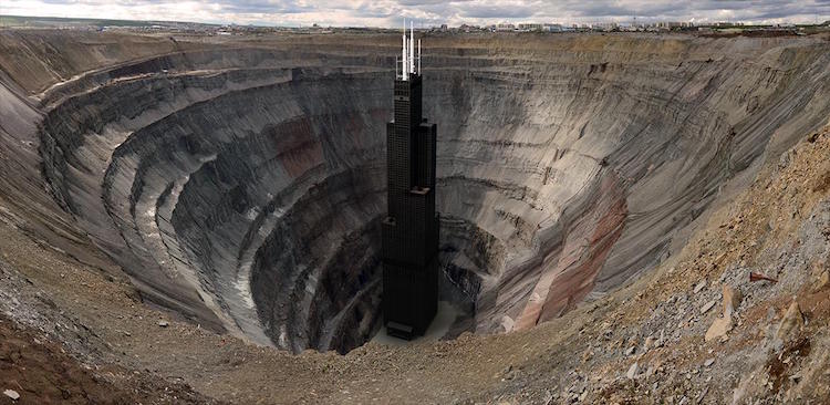 A mina mais profunda do mundo, a Mir Minas, na Rússia, mede 1.722 pés de profundidade, e é quase do mesmo tamanho que o edifício Sears Tower, que mede 1.729 pés de altura e é o segundo maior dos EUA.