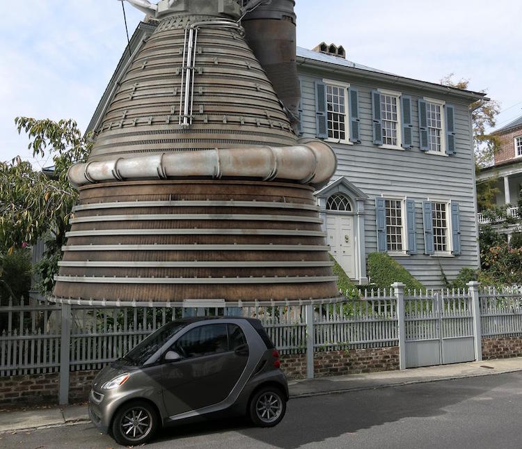 O motor do foguete M-1, da década de 1950, e o maior já construído até hoje, cobre facilmente um Smart Car.
