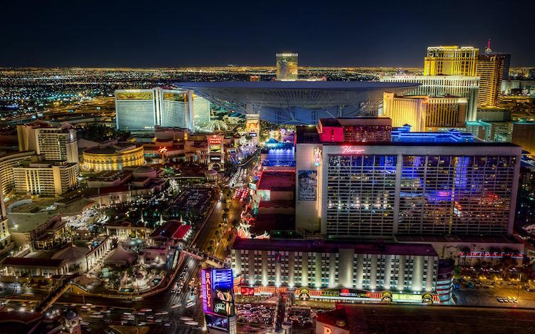 A maior antena de rádio do mundo, que fica na cidade chinesa de Guizhou, e possui 1.600 pés de diâmetro, pegaria uma boa parte da cidade de Las Vegas. 