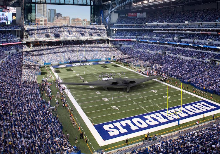 O B-2 Bomber, maior avião de caça do mundo, caberia dentro de um campo de futebol americano.