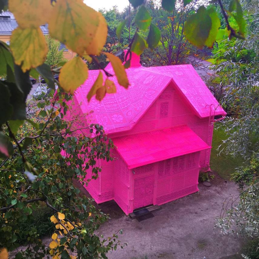 Artista cobre casa com crochê rosa
