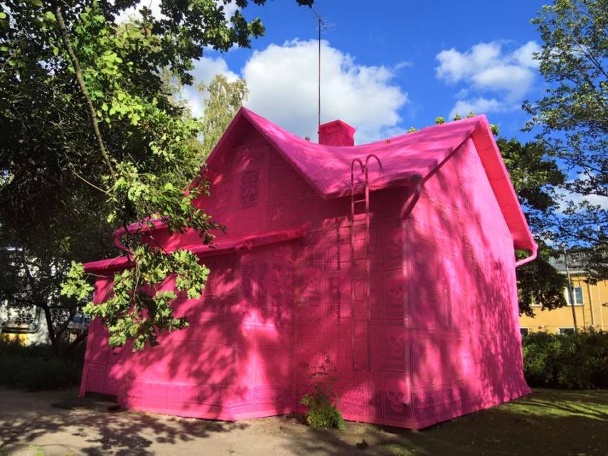 Artista cobre casa com crochê rosa