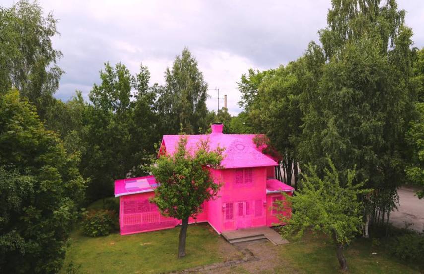 Artista cobre casa com crochê rosa