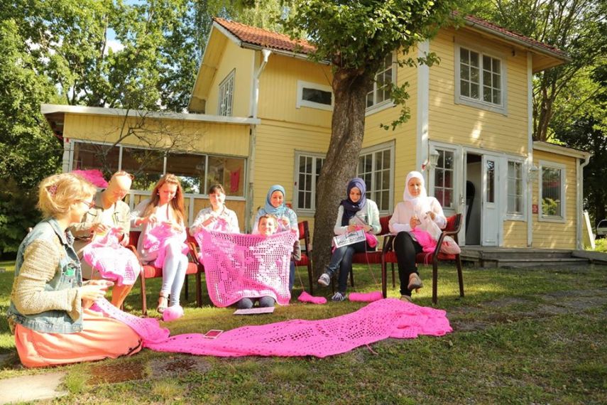 Artista cobre casa com crochê rosa