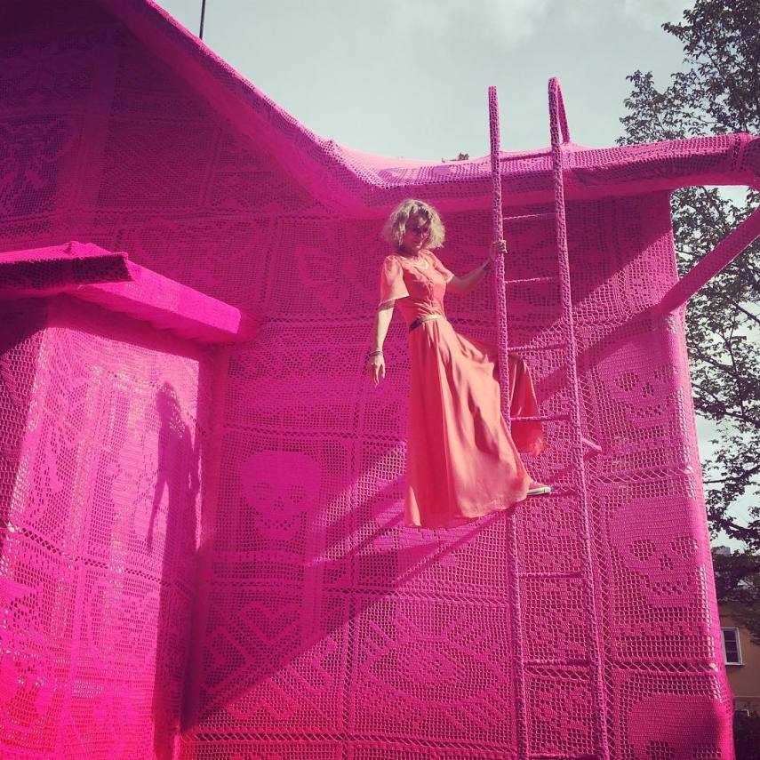 Artista cobre casa com crochê rosa