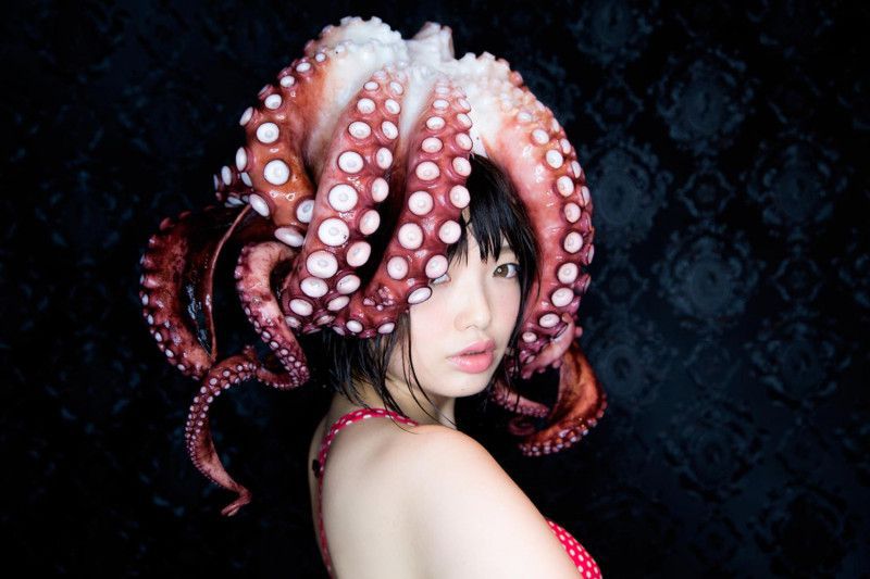 A cosplayer japonesa Namada posou com um polvo de 18 kg vivo para um ensaio do fotógrafo Kazan Yamamoto