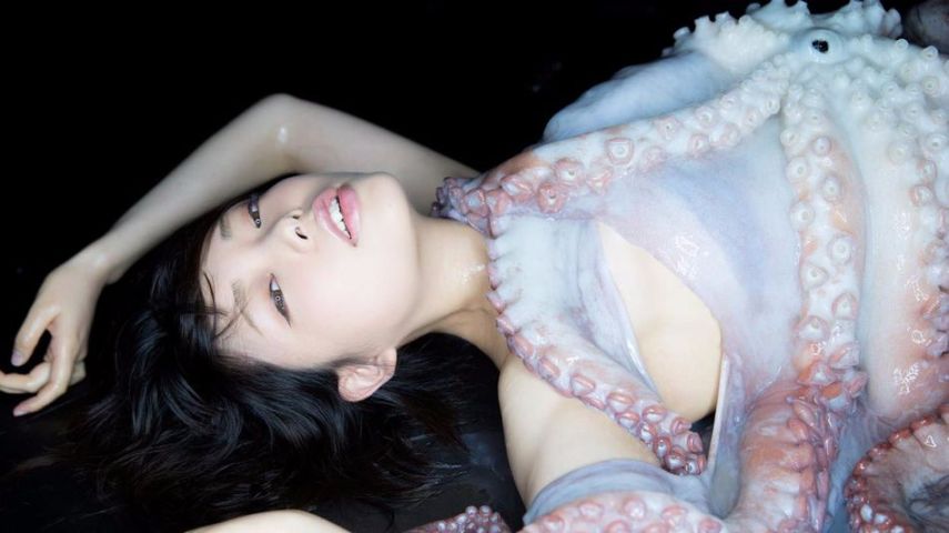A cosplayer japonesa Namada posou com um polvo de 18 kg vivo para um ensaio do fotógrafo Kazan Yamamoto
