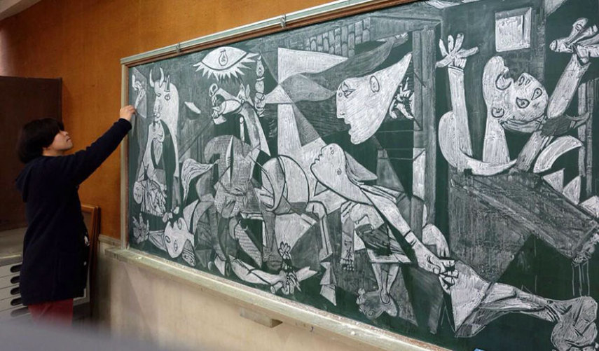 O professor Hirotaka Hamasaki cria desenhos incríveis nas lousas de suas salas de aula