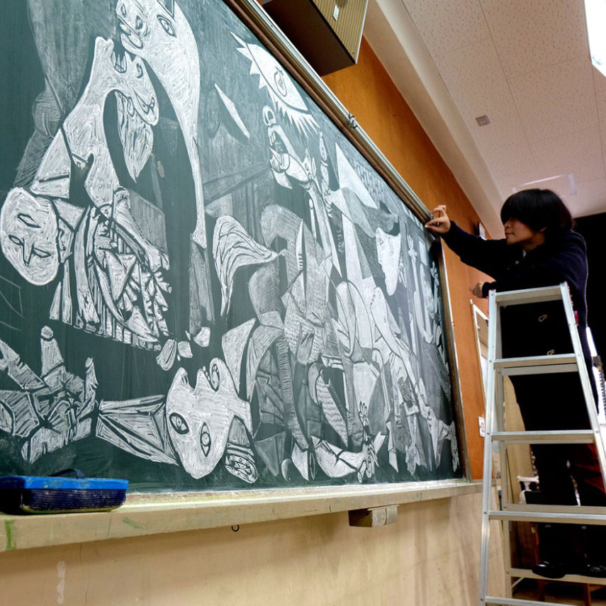 O professor Hirotaka Hamasaki cria desenhos incríveis nas lousas de suas salas de aula