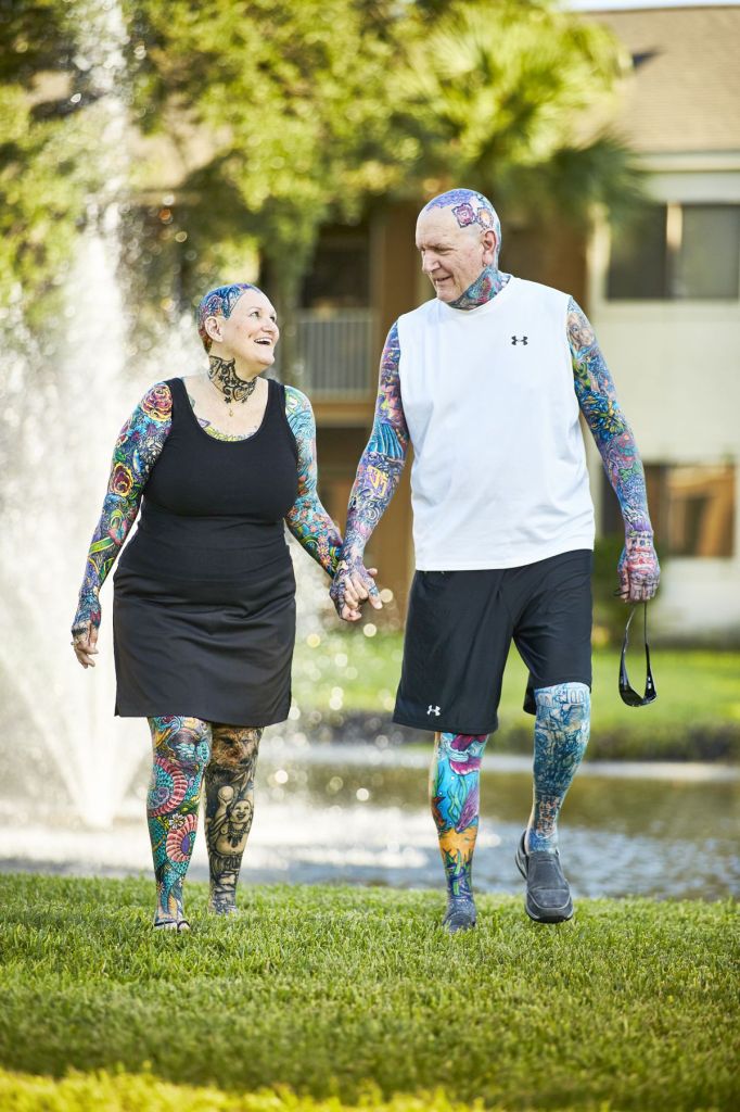 Charlotte Guttenberg and Charles “Chuck” Helmke da Flórida têm 91,5% e 93,75% dos corpos tatuados respectivamente