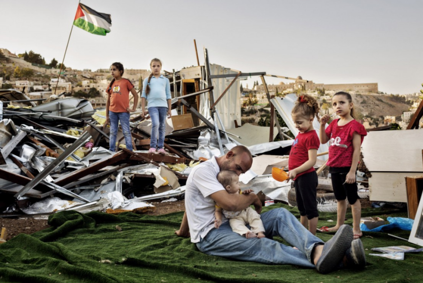 A fotógrafa Tanya Habjouqa registra prazeres cotidianos da vida de quem mora em áreas de conflito, como Faixa de Gaza e Palestina