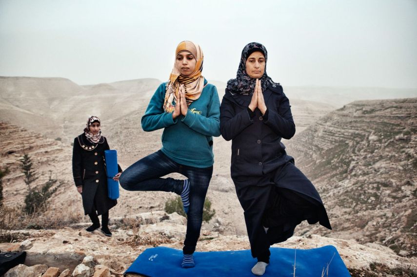 A fotógrafa Tanya Habjouqa registra prazeres cotidianos da vida de quem mora em áreas de conflito, como Faixa de Gaza e Palestina