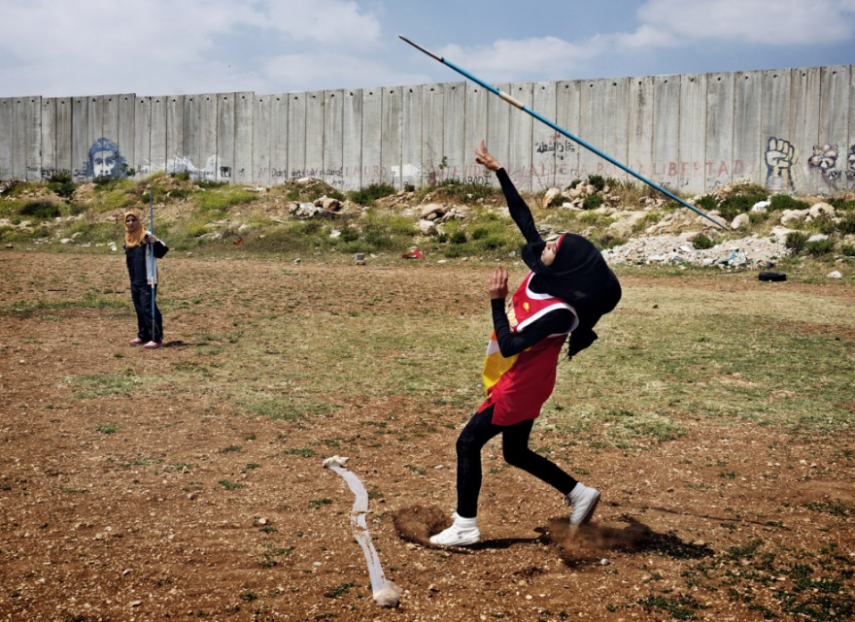 A fotógrafa Tanya Habjouqa registra prazeres cotidianos da vida de quem mora em áreas de conflito, como Faixa de Gaza e Palestina