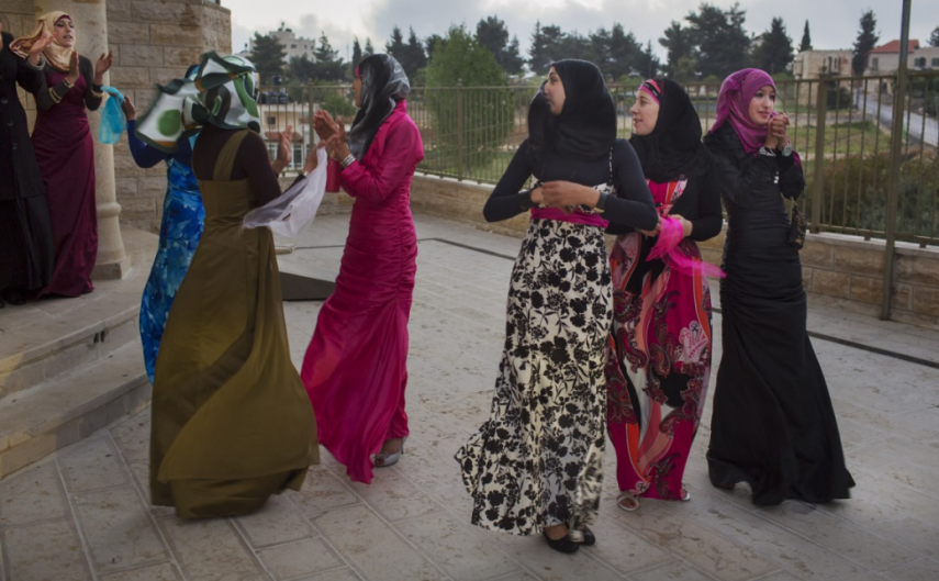 A fotógrafa Tanya Habjouqa registra prazeres cotidianos da vida de quem mora em áreas de conflito, como Faixa de Gaza e Palestina