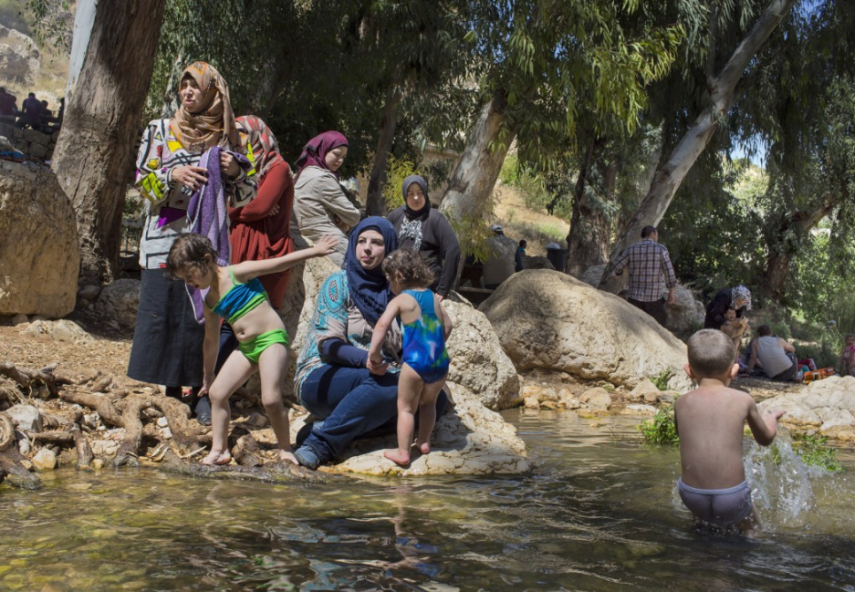 A fotógrafa Tanya Habjouqa registra prazeres cotidianos da vida de quem mora em áreas de conflito, como Faixa de Gaza e Palestina