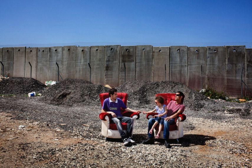 A fotógrafa Tanya Habjouqa registra prazeres cotidianos da vida de quem mora em áreas de conflito, como Faixa de Gaza e Palestina