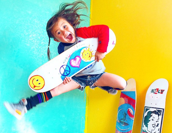 OS irmãos Sky, de oito anos, e Ocean, de cinco, fazem sucesso na internet e na TV americana com manobras radicais de skate